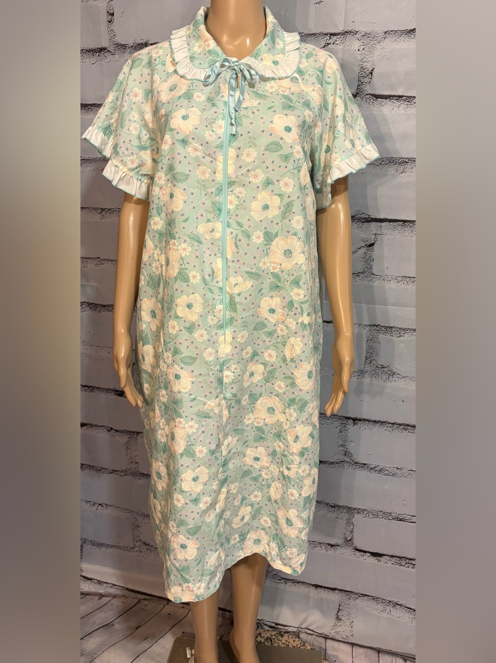 Adorable Vintage Nightgown Housecoat Size Medium Large